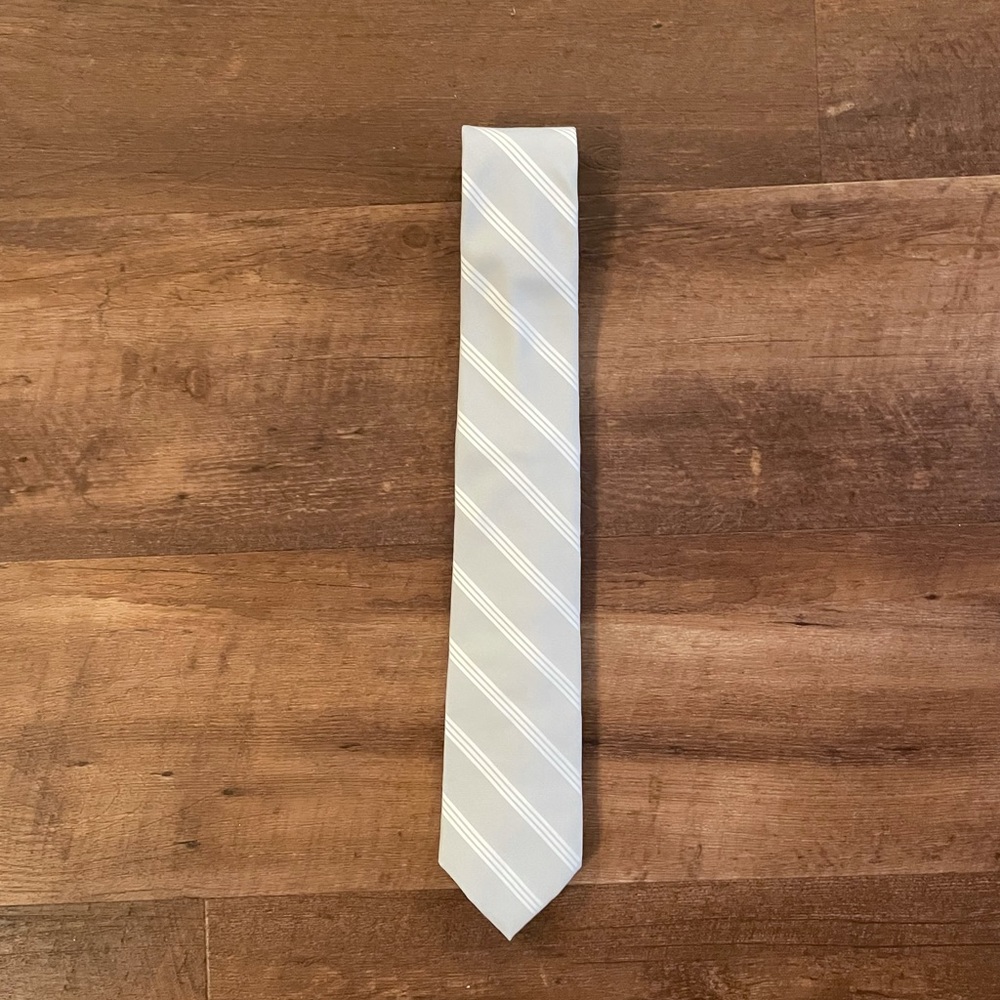 White Necktie w/ Stripes (NWOT)